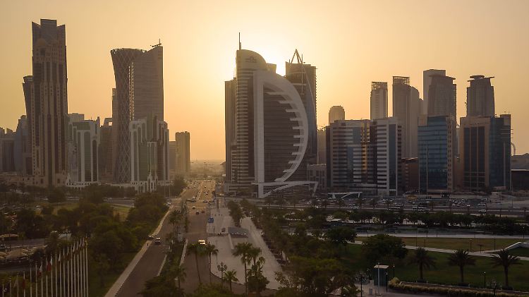 Die katarische Hauptstadt Doha bei Sonnenuntergang.