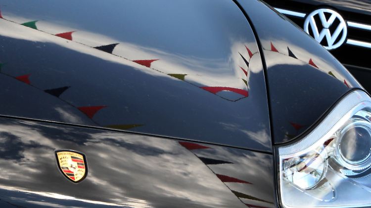 Im Zuge der Ermittlungen um den Abgas-Skandal bei VW gerät nun auch Porsche - im Vordergrund ein Cayenne - verstärkt ins Visier.