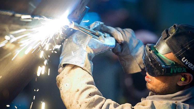Die deutsche Wirtschaft sprüht Funken - doch Experten warnen vermehrt vor einer Überhitzung.