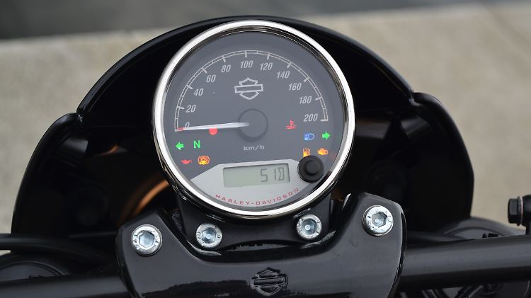Spartanisch ist das Rundinstrument der Street Rod 750 und dennoch sind alle notwendigen Informationen da.