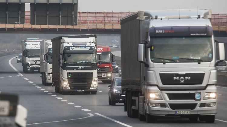 Wenn Lkw in geringem Abstand hintereinander fahren können, sparen sie Kraftstoff.