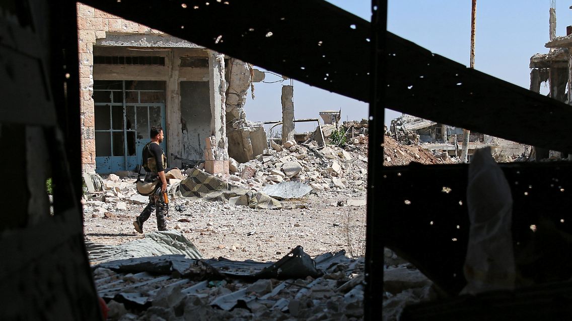 Ein Kämpfer der Freien Syrischen Armee in der Stadt Daraa im Südwesten des Landes.