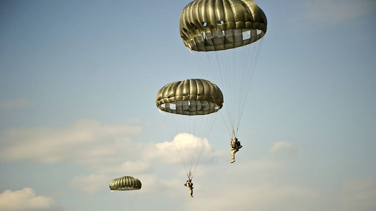 US-Soldaten bei einer Fallschirm-Übung.