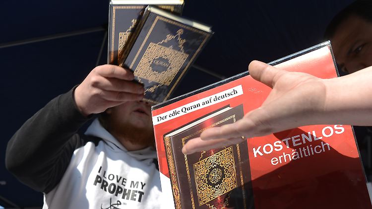 Auch andersdenkende Muslime gelten bei den Jugendlichen laut Studie als Feinde. 