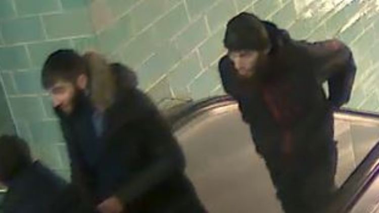 Mit Bildern sucht die Polizei nach den beiden Männern - hier in dunklen Jacken.