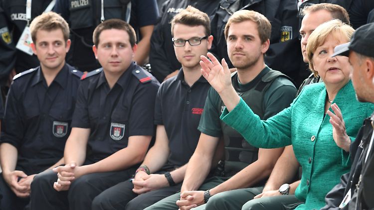 Bundeskanzlerin Merkel hatte noch am Wochenende die Einsatzkräfte in Hamburg besucht - und sich bedankt. 