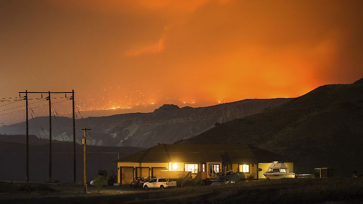 Ein Waldbrand färbt den Himmel über Boston Flats wenige Kilometer westlich von Kamloops orange.