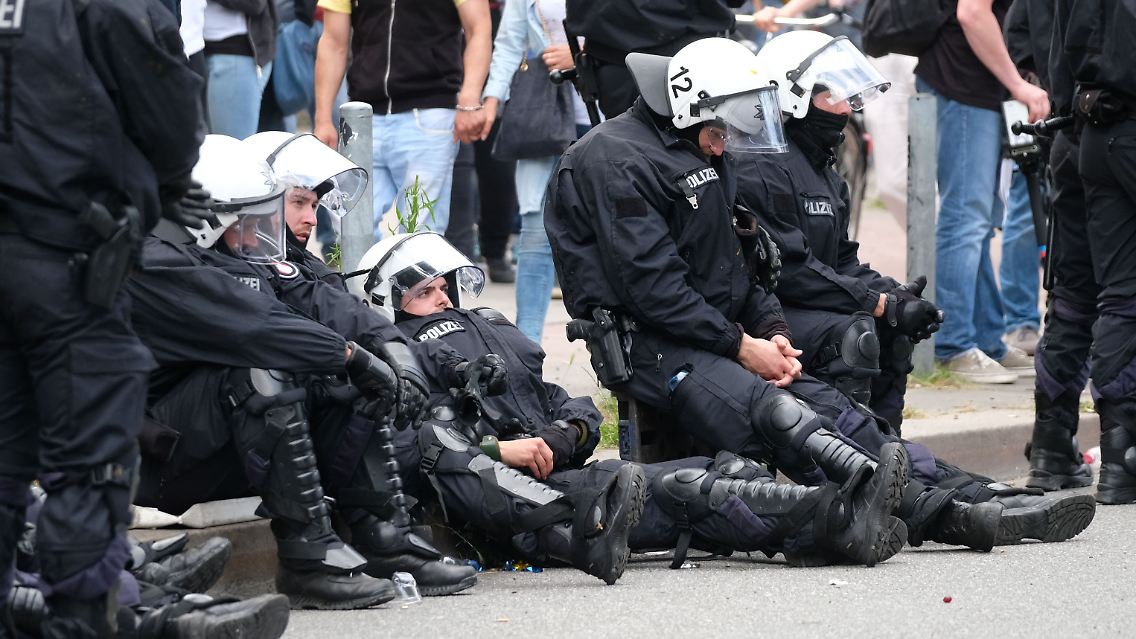 Erschöpfte Polizisten am Rande des G20-Gipfels in Hamburg.