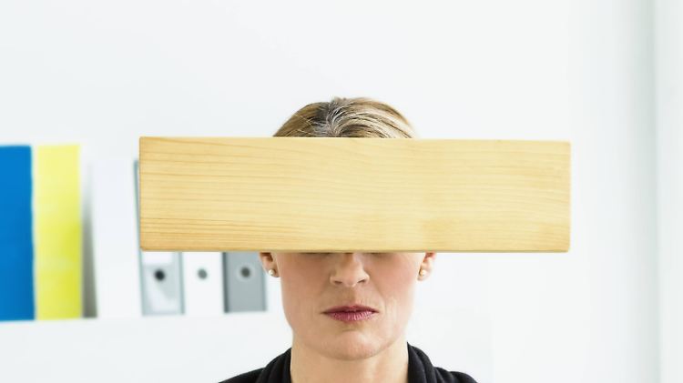 Auch ein suggeriertes Brett vor den Augen kann die Wahrnehmung stören.