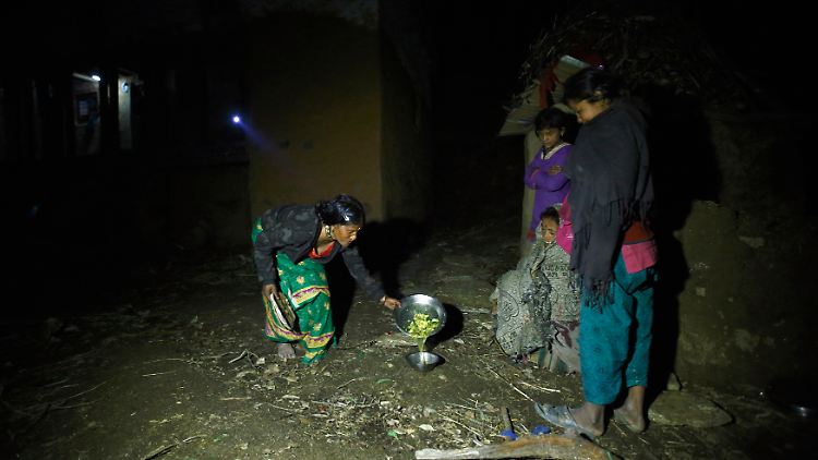 Es ist ein uralter, längst verbotener Brauch: In Nepal werden Mädchen und Frauen während ihrer Regelblutung aus der Gesellschaft verbannt - sie müssen dann abseits des Dorfes leben.