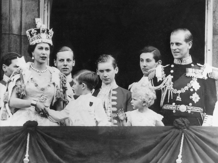 Nach Elizabeths Krönung am 2. Juni 1953 mit den Kindern Charles und Anne auf dem Balkon des Buckingham-Palastes.