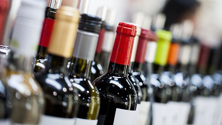Der Online-Handel macht den Weinfachgeschäften zunehmend Konkurrenz.
