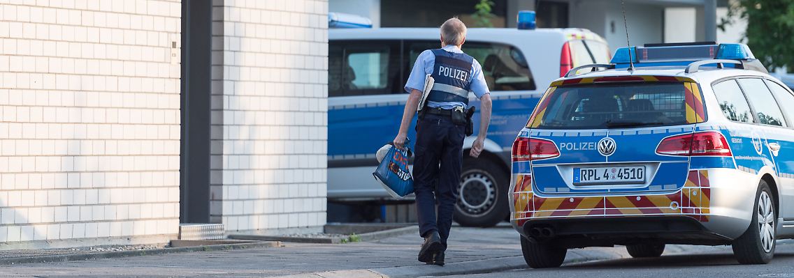 Polizisten vor dem Haus, in dem Helmut Kohl lange Jahre gelebt hat.
