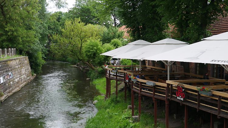Der Fluss und die Brücke markieren den Eingang zum Viertel und zur Republik.