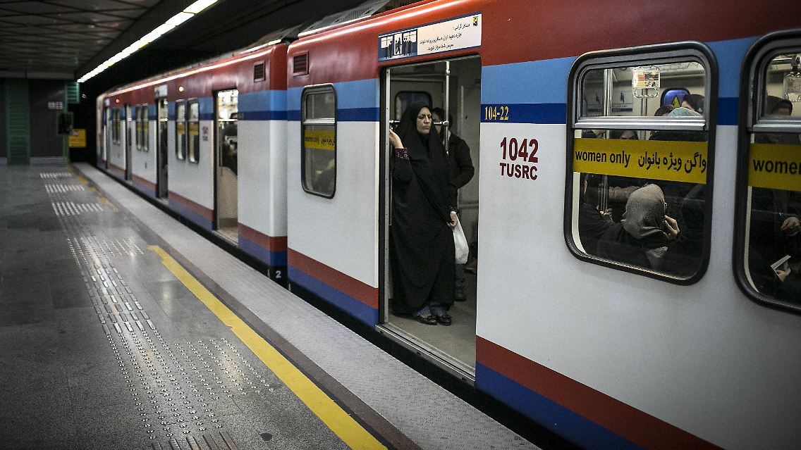 Zugfahren umfasst im Iran auch die Trennung von Männern und Frauen in verschiedenen Abteilen - so wie hier in einer U-Bahn in Teheran.
