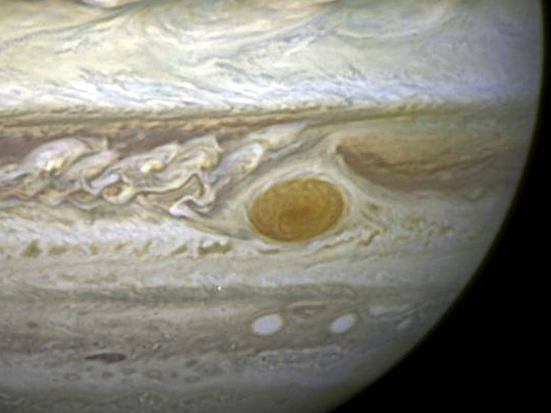 Der Rote Fleck wird seit 1830 von Astronomen beobachtet. Er ist nach Angaben der US-Behörde möglicherweise mehr als 350 Jahre alt.