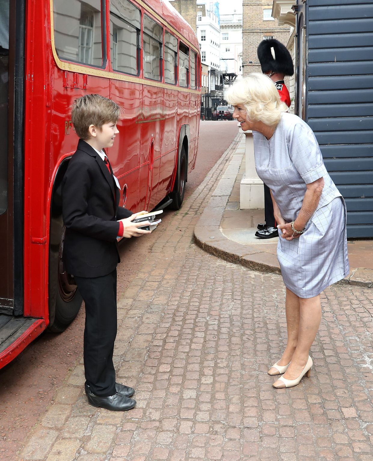 Camilla hat es geschafft: Die Herzogin von Cornwall hat Schritt für Schritt die Herzen der Briten erobert. Hier begrüßt sie einen Grundschüler zu einer Teeparty im Clarence House.