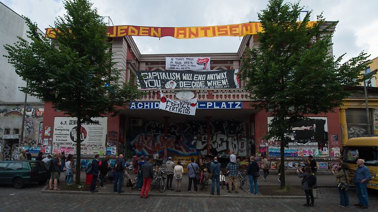 "Es ist nur ein Haus." Hamburgs Linksautonome kündigen an, auch bei einer Räumung der Roten Flora nicht aus dem Stadtbild zu verschwinden.