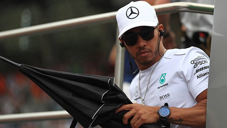 Mit Schirm: Lewis Hamilton. Aber was ist mit Charme und Melone?