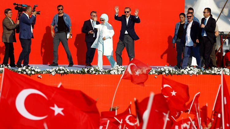 Auf dem Weg zum Zenith der Macht: Erdogan mit seiner Frau Emine bei einer Versammlung für Demokratie und für die Märtyrer, Anfang August 2016.
