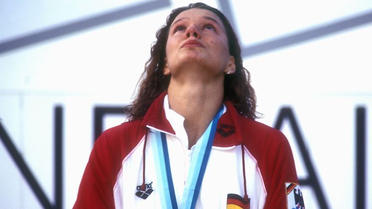 Tränen in Rom: Franziska van Almsick am 12. August 1994. Sie hat bei der WM soeben die Goldmedaille gewonnen und einen Weltrekord über die 200 Meter Freistil aufgestellt.