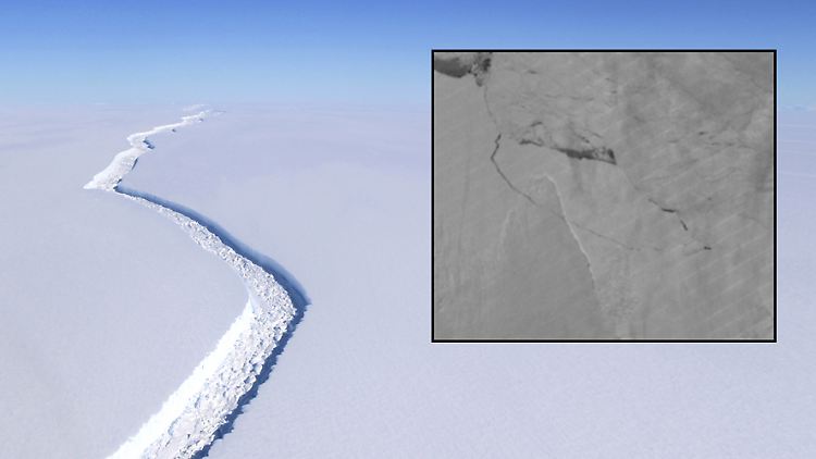 Den gewaltigen Riss im antarktischen Larsen-C-Schelfeis hatten Forscher schon lange beobachtet. Diese Aufnahme ist vom 10. November 2016. Das graue Satellitenbild zeigt den abgerissenen Eisberg am 12. Juli 2017.