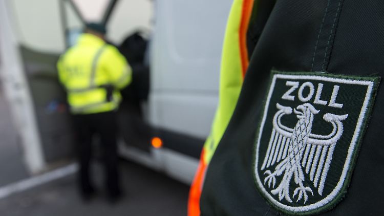Bei Razzien gegen organisierte Schwarzarbeit wurden zahlreiche Wohn- und Geschäftsräume in sieben Bundesländern durchsucht.