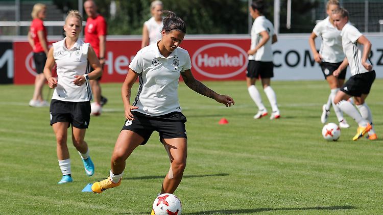 Das DFB-Team geht als Titelverteidiger ins EM-Turnier. Vor allem von Dzsenifer Marozsan erwartet Bernd Schröder viel.