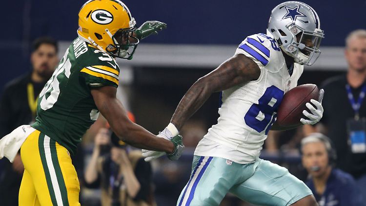 Cowboys Wide Receiver Dez Bryant (r.) fängt einen Touchdown-Pass vor Green Bay Packers Cornerback LaDarius Gunter (l.).
