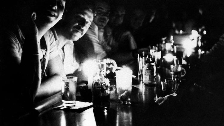 In den Restaurants sitzen die Menschen bei Kerzenlicht. Das ist der nette Teil des Stromausfalls.