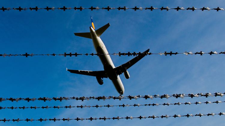 Die beiden Gefährder dürfen lebenslang nicht mehr nach Deutschland einreisen.