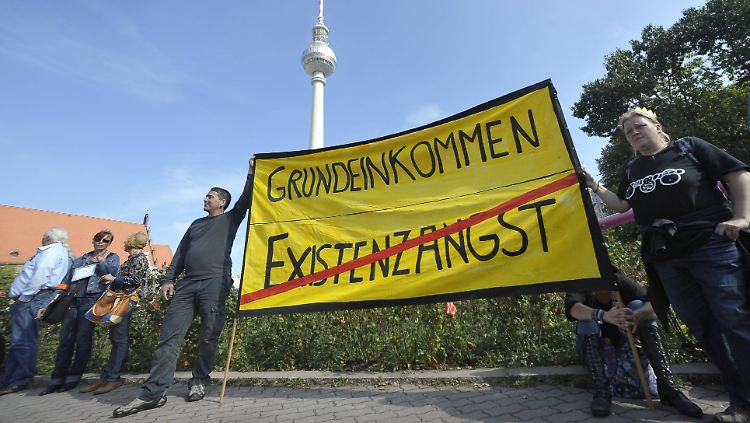Demonstranten fordern in Berlin eine finanzielle Zuwendung vom Staat, ohne dafür eine Gegenleistung erbringen zu müssen. (Demonstration im September 2013)