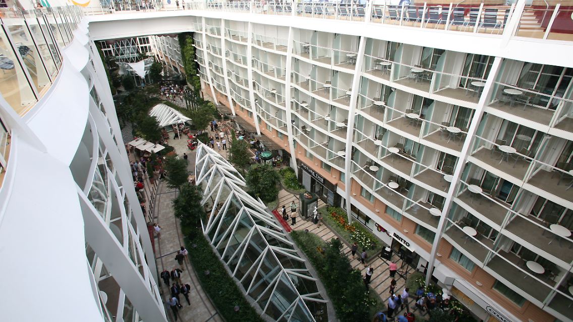 Bäume statt Karibikwellen: Aus manchen Kabinen an Bord der Allure of the Seas" fällt der Blick auf den "Central Park" in der Schiffsmitte.