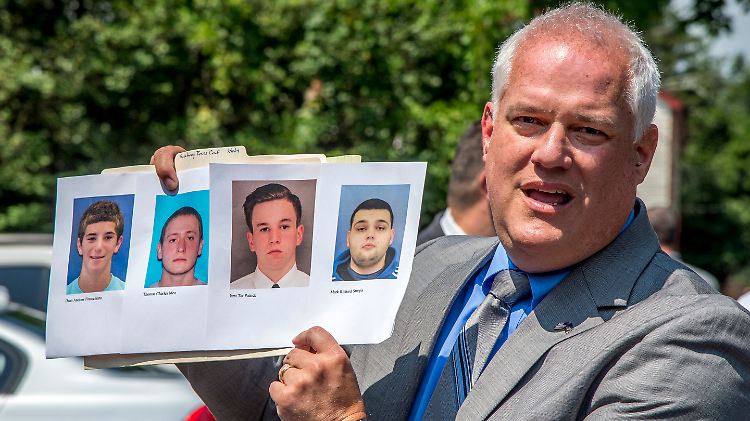 Der Staatsanwalt Weintraub zeigt ein Foto der vermissten Männer.