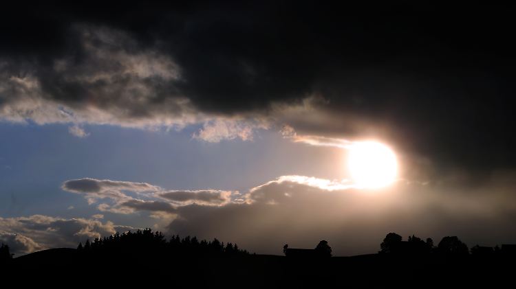 Die Sonne kämpft sich durch die Wolken.