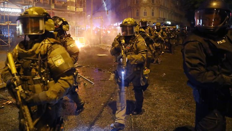 "Nach dem, was ich gesehen habe, war das kein Demonstrationsgeschehen mehr", sagt Mewes über die Lage im Schanzenviertel.