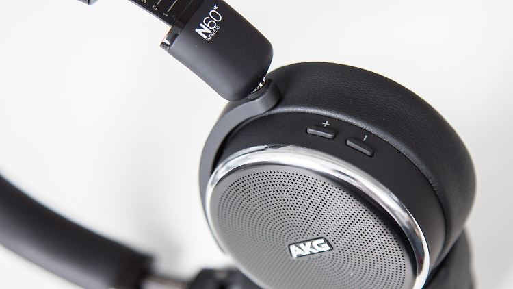 Schick und praktisch: Der AKG N60 NC Wireless klingt toll und sitzt gut. 