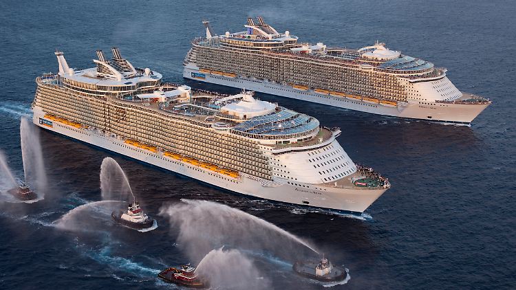 Die "Allure of the Seas" (vorn) teilt sich den Titel "Größtes Kreuzfahrtschiff der Welt" mit ihrer Schwester "Oasis of the Seas", die seit 2009 die Karibik bereist