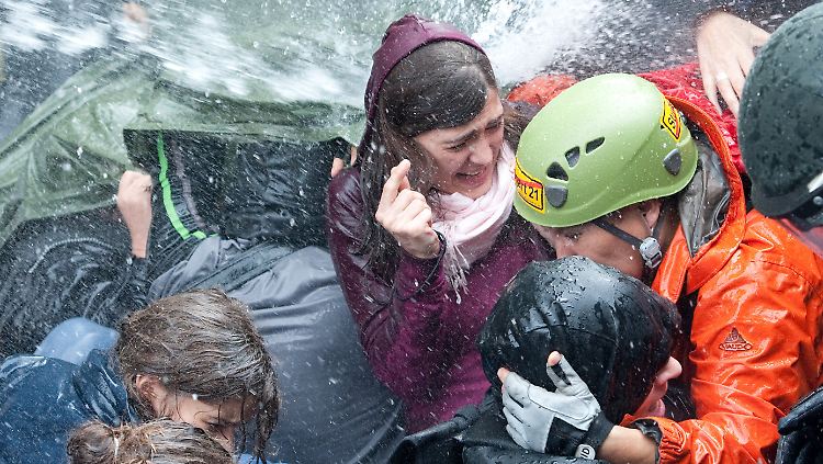 Der Strahl aus einem Wasserwerfer trifft Demonstranten. (Archiv)