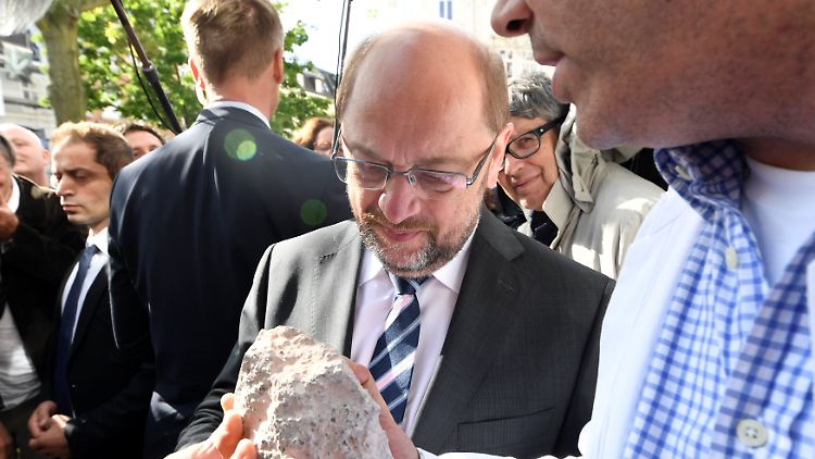 Ein Apotheker zeigt Schulz ein "Souvenir" aus einer der Krawallnächte. "Das ist ein Mordinstrument", sagt Schulz.