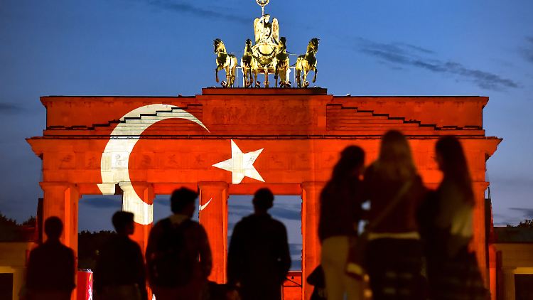 Im vergangenen Sommer wurde das Brandenburger Tor in türkischen Farben angestrahlt - zuvor hatte es einen Anschlag in Istanbul gegeben. 