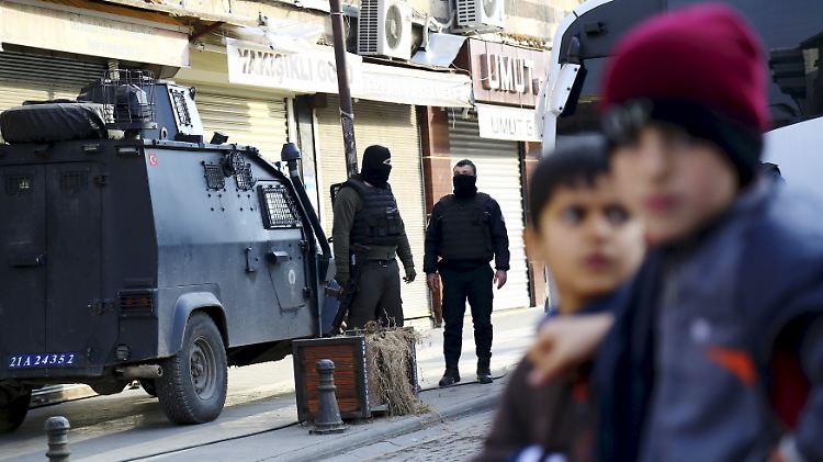Gründe für die Flucht aus der Türkei gibt es viele. Einer davon sind die zeitweise kriegsähnlichen Zustände im Osten des Landes, unter denen vor allem die kurdische Minderheit leidet.