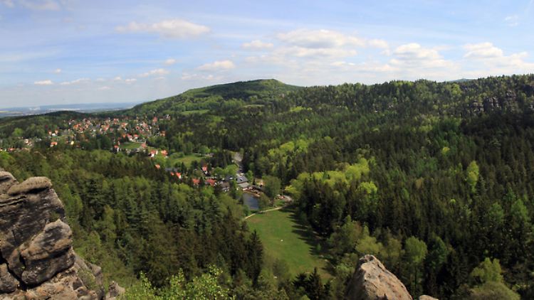 Blick von den Nonnenfelsen auf Jonsberg: Das Zittauer Gebirge lockt schon lange Wanderer.