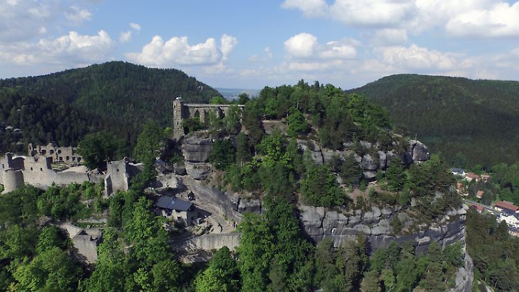 Die Burg und Klosteranlage von Oybin sind ein echter Besuchermagnet. Von oben lassen sich weitere Ausflugsziele ins Visier nehmen.