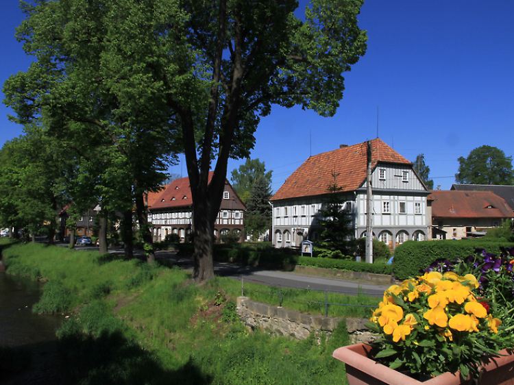 Wunderschöne Umgebindehäuser zieren die Dörfer im Länderdreieck zwischen Sachsen, Polen und Tschechien.