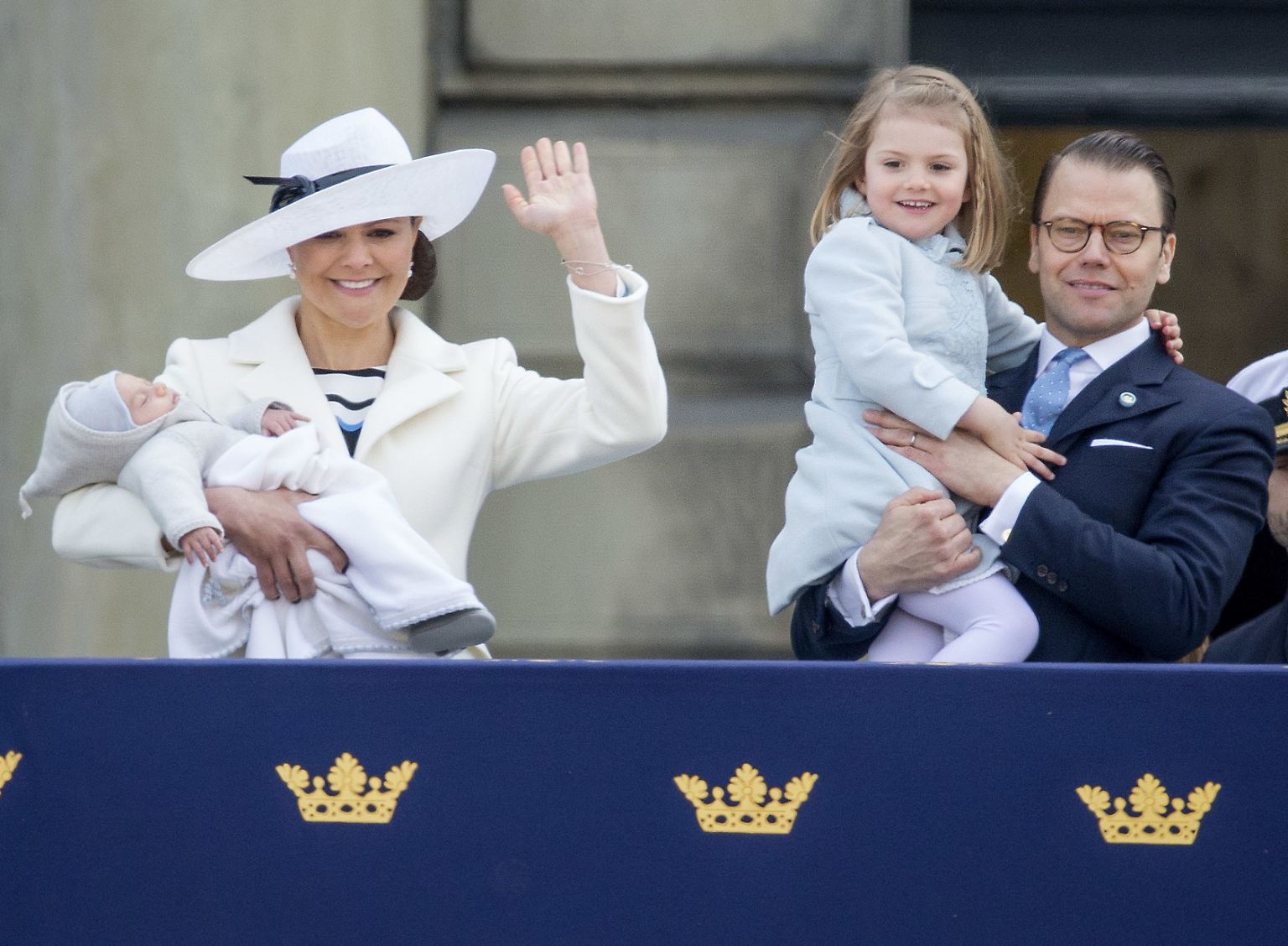 Sie ist Mutter von zwei Kindern, Schwedens Liebling und glücklich verheiratet.