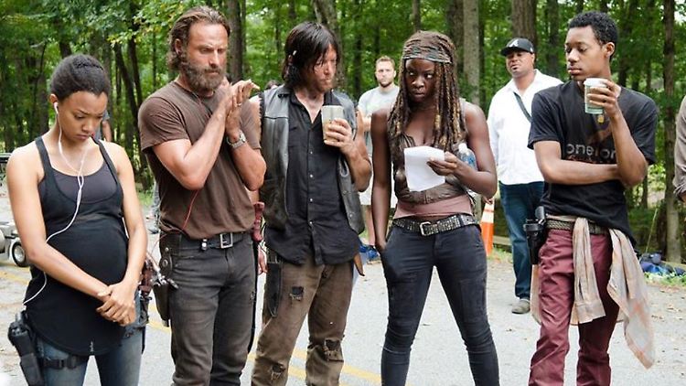 Darsteller von "The Walking Dead" während der Dreharbeiten am Set - der Tod des Stuntmans macht auch sie betroffen.