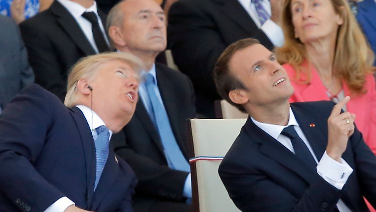 Macron (r.) und Trump beobachten die Flugzeuge, die an der Militärparade teilnehmen.