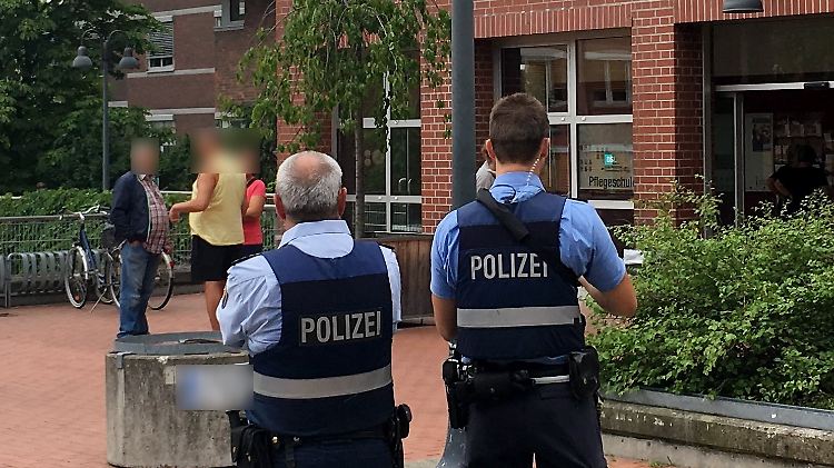Polizisten stehen vor dem Ludwigshafener St. Marienkrankenhaus.