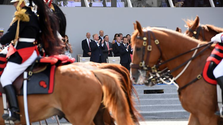 2017 besuchte Trump die Militärparade zum Nationalfeiertag in Paris - danach wollte er sowas auch in Washington haben.